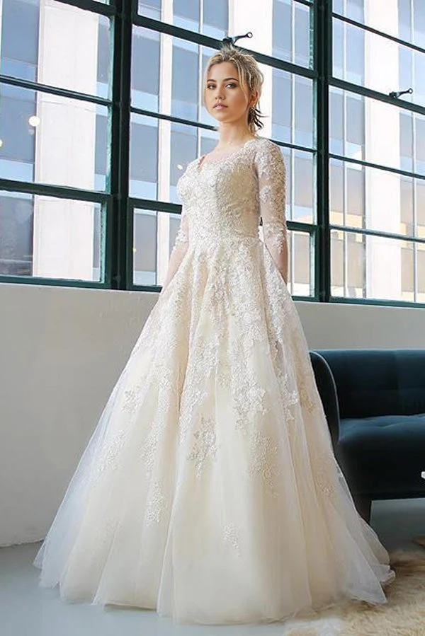 Vestidos de novia color marfil con escote en V, mangas largas y apliques